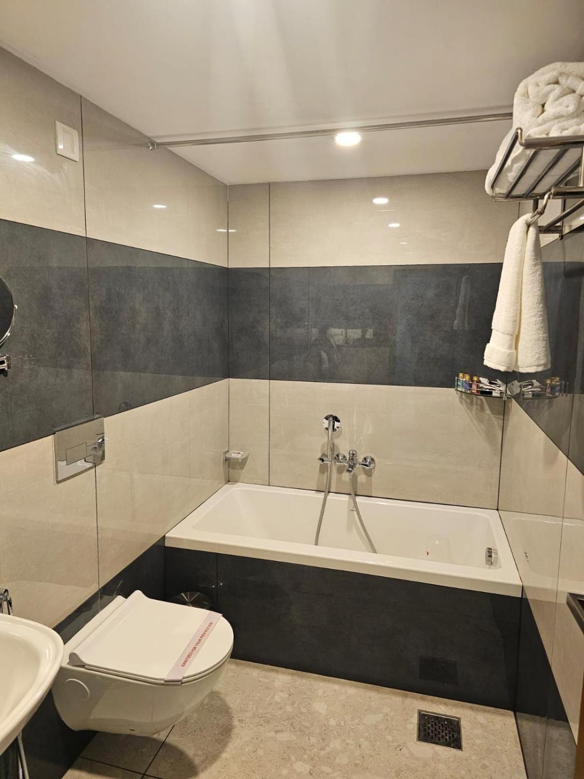 Pearl Residency Hotel Ayoor Bagian luar foto